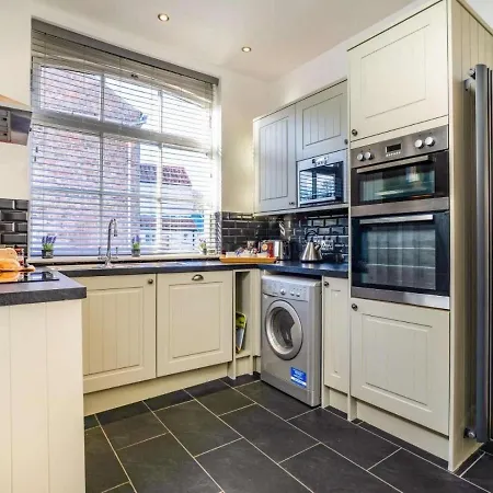 Kist Accommodates - Victorian Studio With Parking * Carthorpe