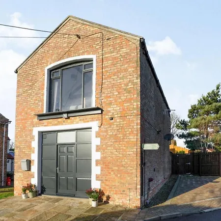 Kist Accommodates - Victorian Studio With Parking